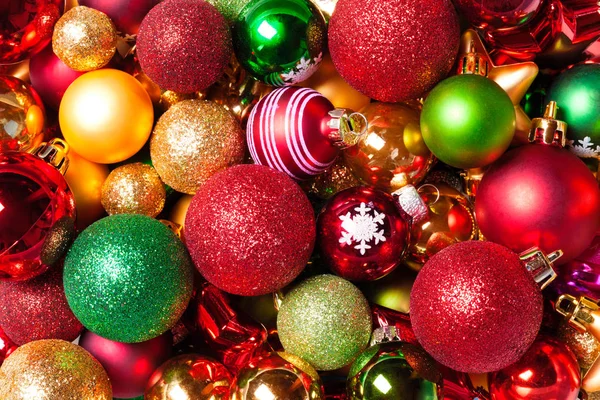 Beyaz arka planda noel topları