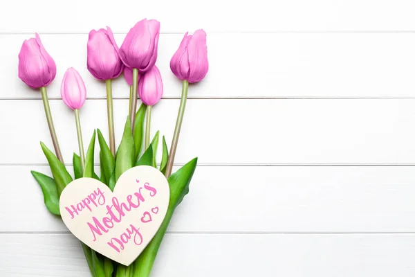 Glückliche Muttertagskarte Vorlage Mit Rosa Tulpen Auf Holzgrund — Stockfoto