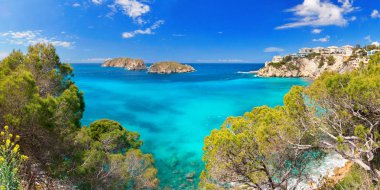 turkuaz deniz suyu ve Mallorca adanın kayalık kıyı şeridi hava görünümü 