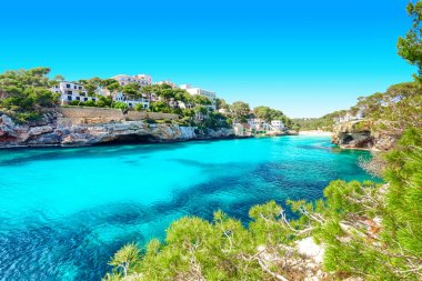 turkuaz deniz suyu ve Mallorca adanın kayalık kıyı şeridi görünümü 
