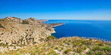 turkuaz deniz suyu ve Mallorca adanın kayalık kıyı şeridi hava görünümü 
