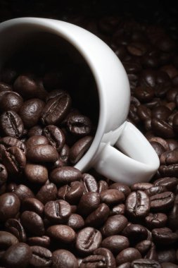 kahve çekirdekleri ile fincan yakın 