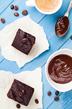 bardak ve çikolata ile kahve