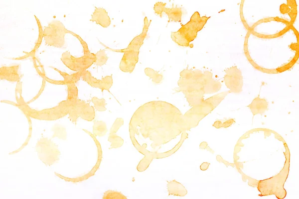 Kahve fincanı lekeleri beyaz arka planda izole.