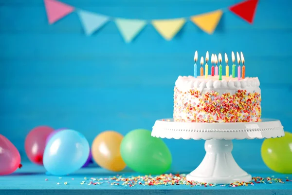 Tarta Cumpleaños Con Velas Encendidas — Foto de Stock