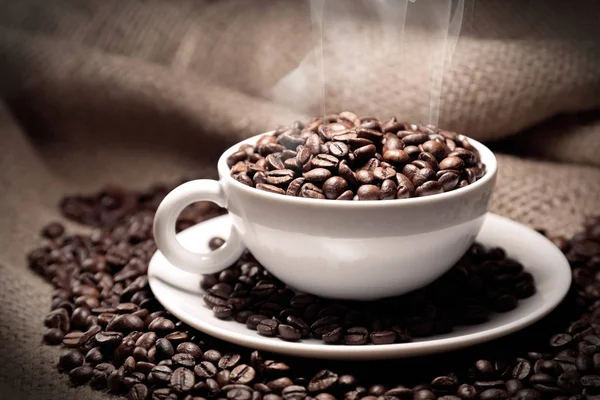 Καφές Κύπελλο Στο Πιάτο Γεμάτο Κόκκους Καφέ — Φωτογραφία Αρχείου