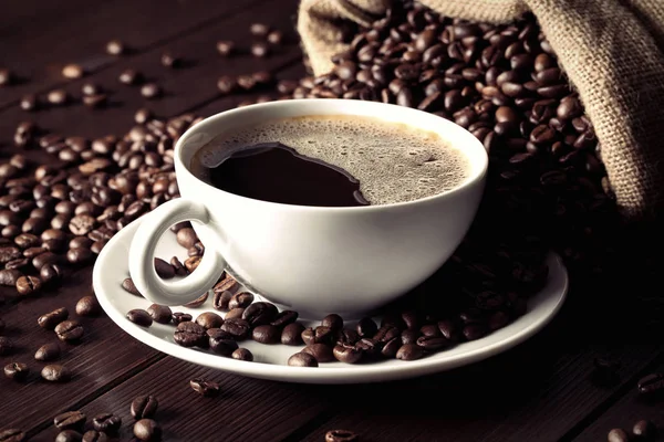Nahaufnahme Einer Tasse Kaffee Umgeben Von Bohnen — Stockfoto