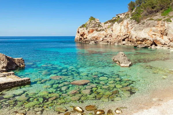 马略卡岛碧绿海水和岩石海岸线景观 — 图库照片