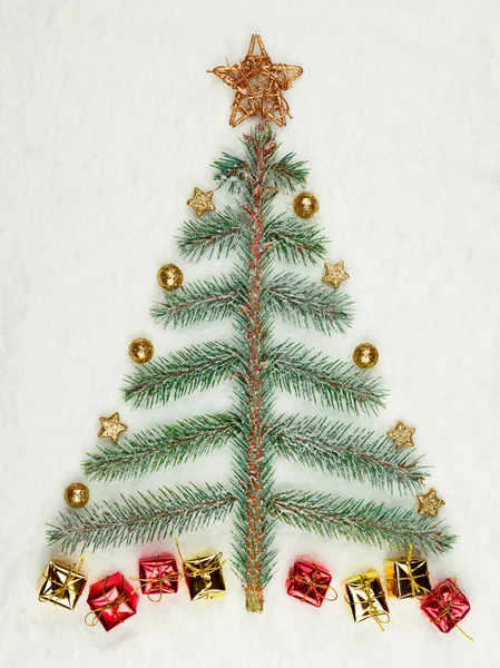 白い背景にクリスマスの装飾 — ストック写真