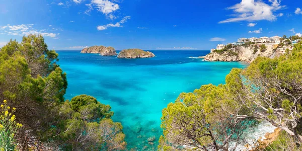 turkuaz deniz suyu ve Mallorca adanın kayalık kıyı şeridi hava görünümü 