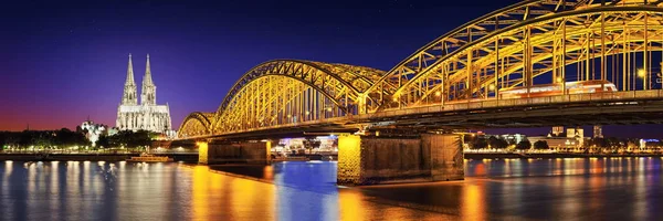 Stadtbild Der Beleuchteten Brücke Über Den Fluss Morgengrauen Deutschland Stockfoto