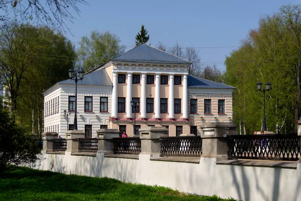 Das Haus des Gouverneurs (das Gebäude des ehemaligen Stadtrats). — Stockfoto