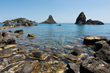 Tepegöz'ü Adaları, Acitrezza, Sicilya. Bazalt kayalar denizin üzerinde