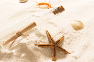 Şişe plaj beyaz kum, tropikal deniz ile mesaj