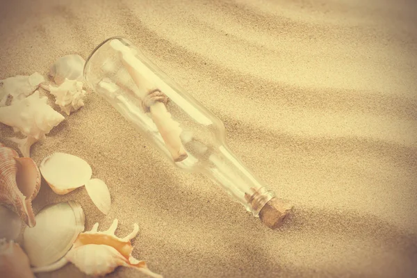 ビーチの上にボトル内のメッセージ ビンテージ スタイルでの熱い砂と夏の背景 — ストック写真