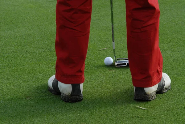 Golf Spelare Slå Boll Putting Greenen — Stockfoto