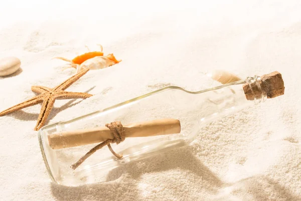 Şişe plaj beyaz kum, tropikal deniz ile mesaj