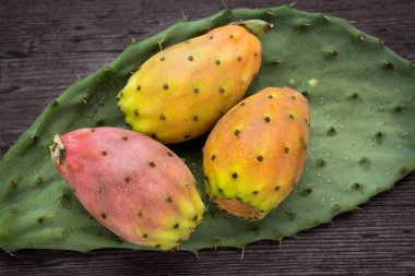 Taze olgun tüm Hint inciri ahşap antika arka plan üzerinde bitkisinin yaprağı