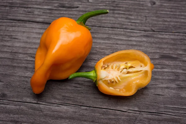 Vissa Vegetabiliska Orange Chilipeppar Habanero Skivad Trä Vintage Bakgrund — Stockfoto