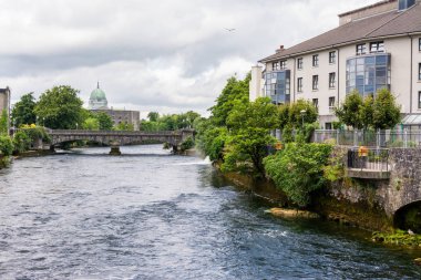 İrlanda'nın Landascapes. Galway kent ve Corrib Nehri