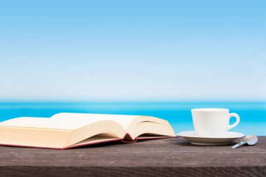 Tropikal deniz tekne gördüm. Kitap ve kahve masada. Okuma ve vacatio üzerinde rahatlatıcı