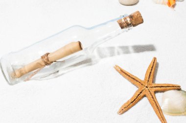 Şişe plaj beyaz kum, tropikal deniz ile mesaj