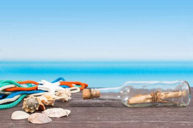 Tropikal deniz tekne gördüm. Şişeyi masada iletide