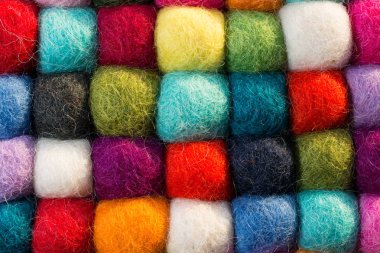 Renkli sentetik yün topları ile geometrik arka plan