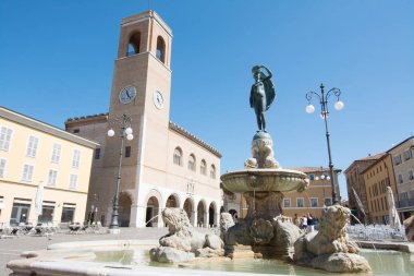 Fano, Pesaro, Marche, İtalya. Palazzo del Podesta ve Heykel della Fortuna