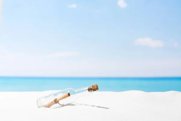 Mensagem Garrafa Praia Com Areia Branca Tropical — Fotografia de Stock