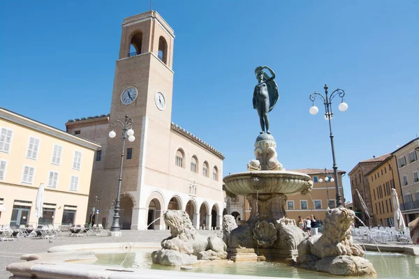 Fano, Pesaro, Marche, İtalya. Palazzo del Podesta ve Heykel della Fortuna