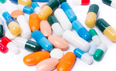 renkli hap ve kapsül üzerinde beyaz adam