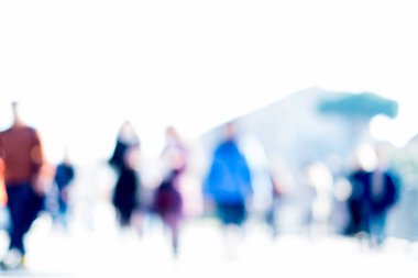 İnsanlar sokak, arka planda, kasıtlı olarak bulanık