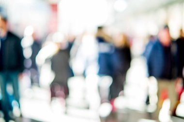 İnsanlar sokak, arka planda, kasıtlı olarak bulanık