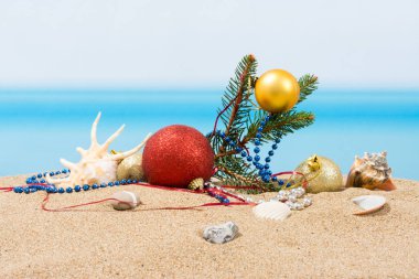 Plajda tropikal bir Noel ağacı süslemesi. Sıcak ülkelerde yeni yıl tatili kavramı