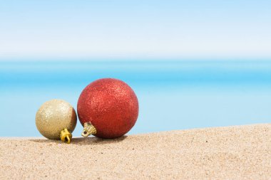 Plajda tropikal bir Noel ağacı süslemesi. Sıcak ülkelerde yeni yıl tatili kavramı