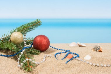 Plajda tropikal bir Noel ağacı süslemesi. Sıcak ülkelerde yeni yıl tatili kavramı