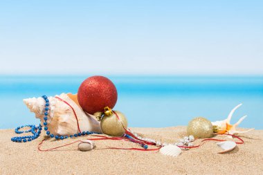 Plajda tropikal bir Noel ağacı süslemesi. Sıcak ülkelerde yeni yıl tatili kavramı