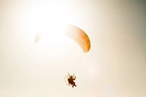 Parapente Volando Con Paramotor Cielo Azul — Foto de Stock