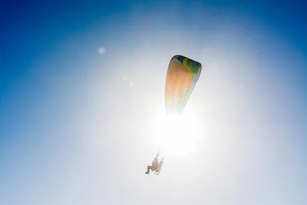 Gleitschirmfliegen Mit Paramotor Blauen Himmel — Stockfoto