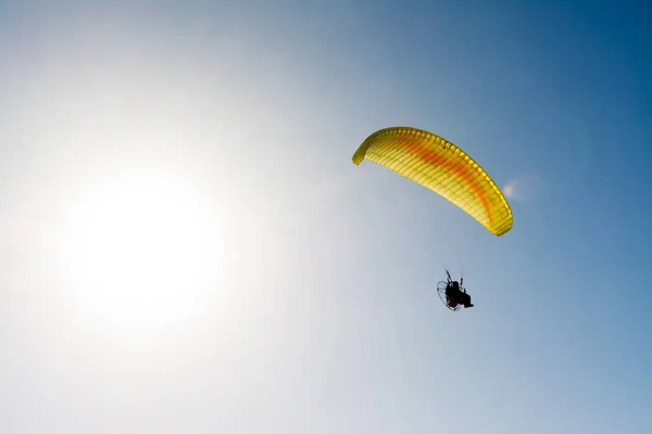 Parapente Volando Con Paramotor Cielo Azul — Foto de Stock