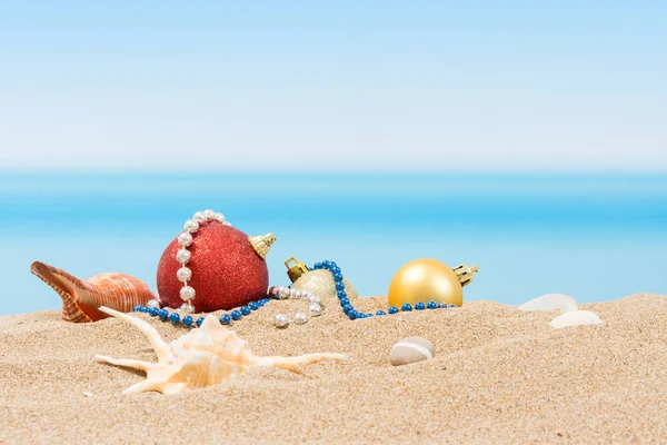 Kerstboom Decoraties Het Strand Tropische Begrip Nieuwjaarsvakantie Warme Landen — Stockfoto