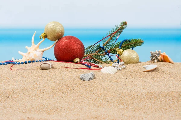 Ялинкові Прикраси Пляжі Тропіках Концепція Новорічного Відпочинку Гарячих Країнах — стокове фото