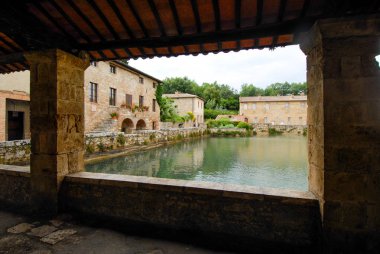 Ortaçağ köyü Bagno Vignoni, Tuscany, İtalya 'da eski termik hamamlar 
