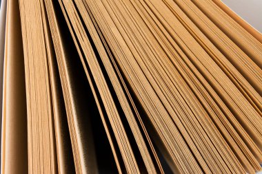 Vintage eski açık kitap siyah arka plan üzerine