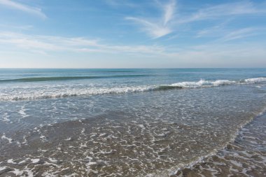 dalgalar, deniz ve plaja - arka plan yansıtan güneş