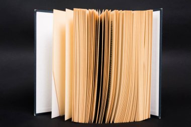 Vintage eski açık kitap siyah arka plan üzerine