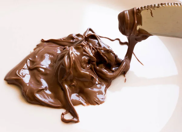 Çikolatalı Fındık Plaka Üzerinde Bıçak Ile Yayıldı Yakın Çekim — Stok fotoğraf