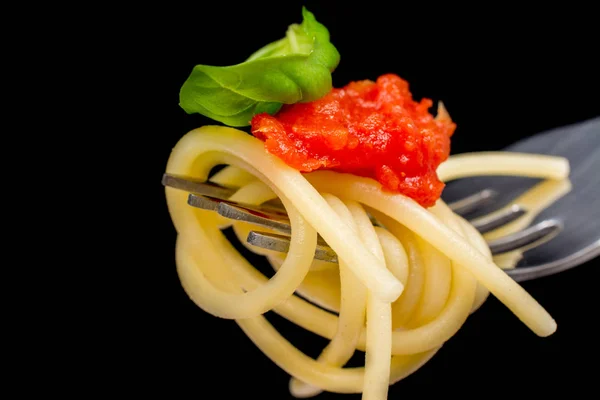 Pasta Fondo Negro Espaguetis Tomate Albahaca Tenedor Concepto Cocina Italiana — Foto de Stock