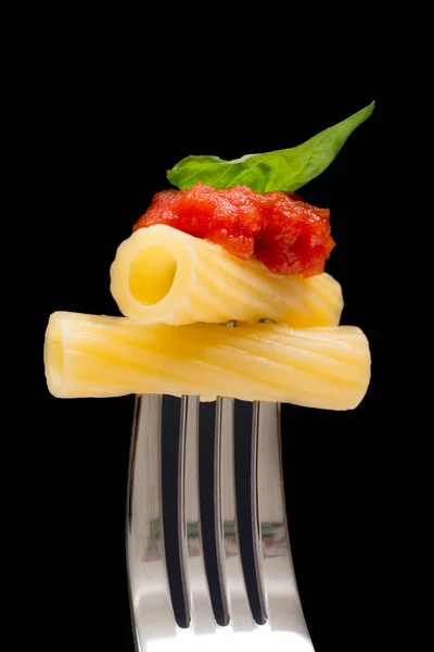 Pasta Fondo Negro Rigatoni Tomate Albahaca Tenedor Cocina Italiana Cóncava — Foto de Stock